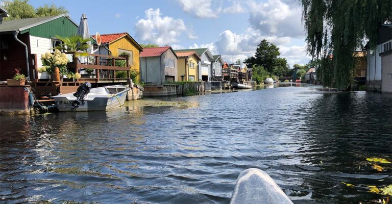 Bunte Reihen von Bootshäusern in Neukahlen