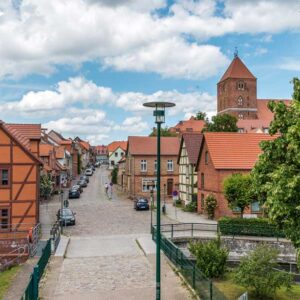 Eine Straße mit Fachwerk- sowie Backsteinhäuser.