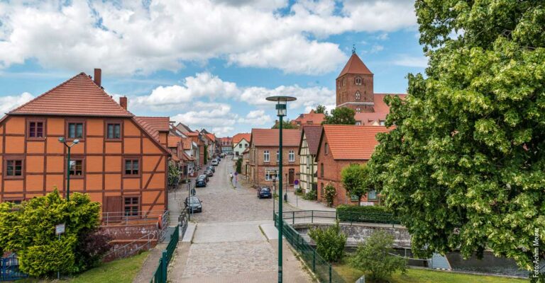 Eine Straße mit Fachwerk- sowie Backsteinhäuser.