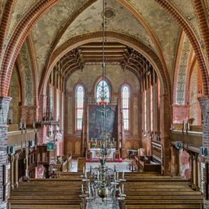 Ein Blick in die Marien Kirche in Plau am See, eine Backsteinkirche mit Farbgläsern.