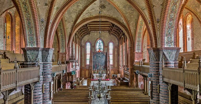 Ein Blick in die Marien Kirche in Plau am See, eine Backsteinkirche mit Farbgläsern.