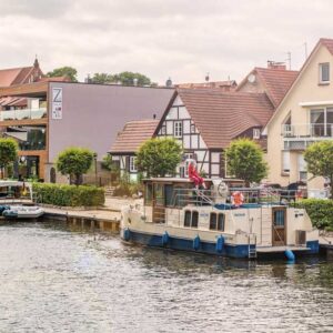 Eine Kormoran an einem Anleger in Plau am See