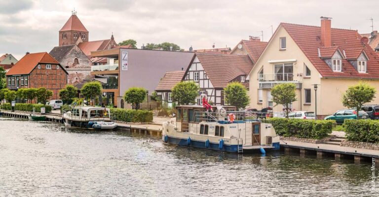 Eine Kormoran an einem Anleger in Plau am See