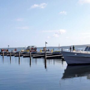 Die Marina in Plau am See mit einigen angelegten Booten.