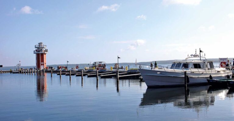 Die Marina in Plau am See mit einigen angelegten Booten.