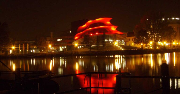 Blick von Boot auf ein Theater im Dunkeln