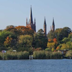 Blick auf eine Kirche von einem Hausboot