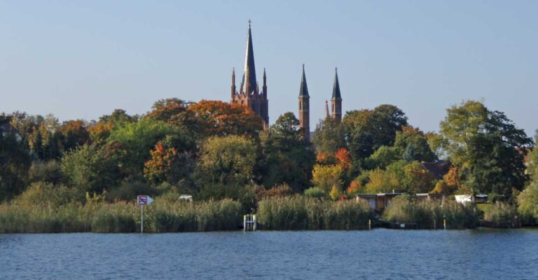 Blick auf eine Kirche von einem Hausboot