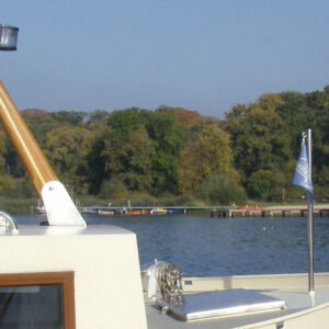 Hausboot mit Anlegestelle im Hintergrund