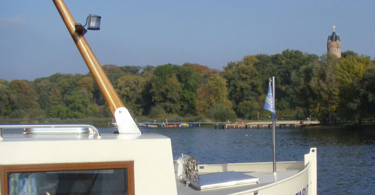 Hausboot mit Anlegestelle im Hintergrund