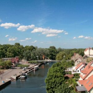 Luftbild vom alten Hafen in Rathenow. Recht im Bild die Sankt-Marien-Andreas Kirche.