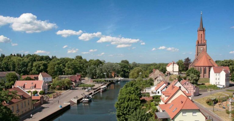 Luftbild vom alten Hafen in Rathenow. Recht im Bild die Sankt-Marien-Andreas Kirche.