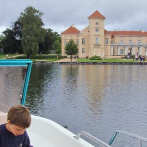 Blick aufs Schloss in Rheinsberg vom Hausboot