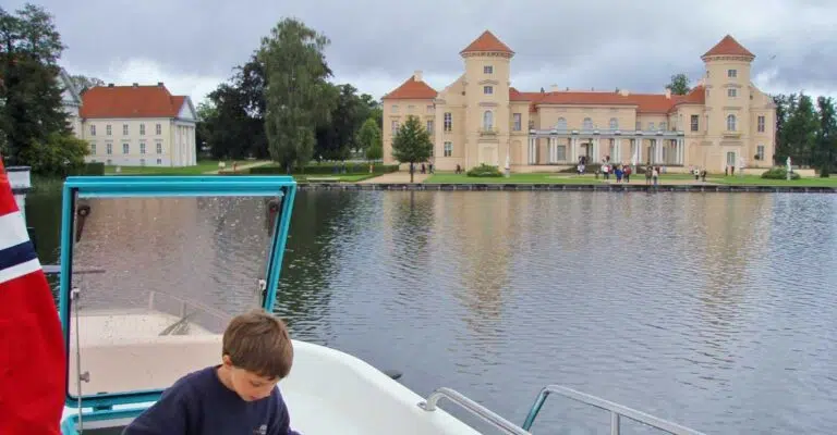 Blick aufs Schloss in Rheinsberg vom Hausboot