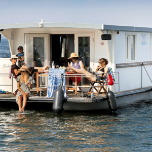 Freunde auf einem Hausboot, den Tag genießen