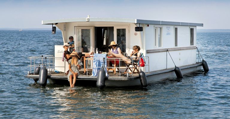 Freunde auf einem Hausboot, den Tag genießen