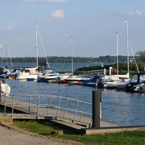 Ein Anleger mit mehreren kleinen Booten in Salem an der Peene.