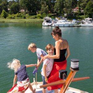 Eine Familie auf dem Bug einer Kormoran auf dem Scharmützelsee.