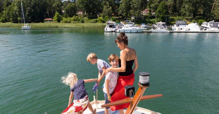 Eine Familie auf dem Bug einer Kormoran auf dem Scharmützelsee.