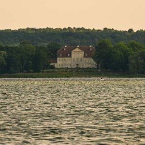 Das Kummerower schloss am Ufer des Kummerower Sees