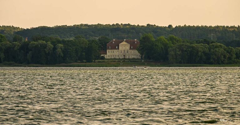 Das Kummerower schloss am Ufer des Kummerower Sees