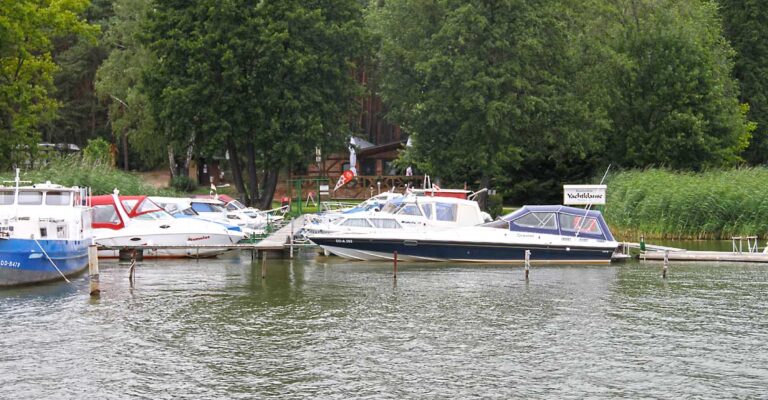 Mehrere Boote in der Marina Zaue beim Schwielochsee.