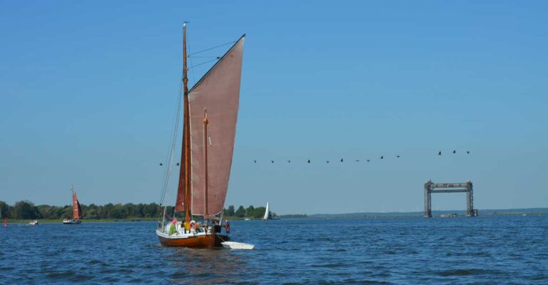 Ein Segelboot auf dem Stettiner Haff.