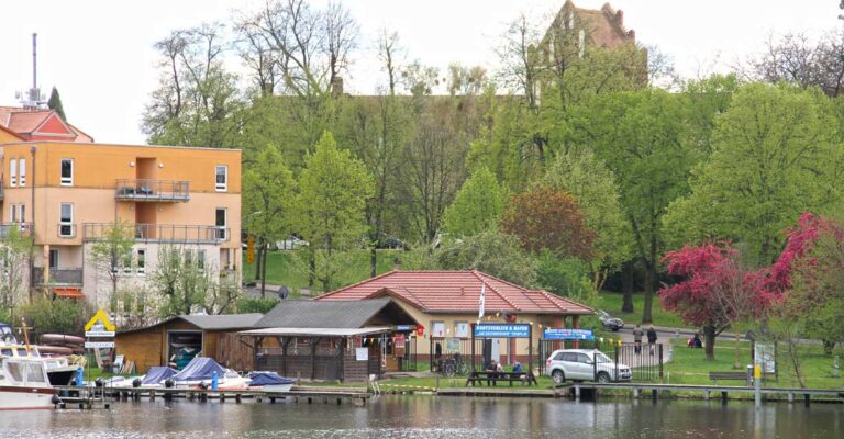 Blick auf den Templiner Stadthafen vom See aus