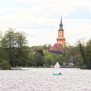 See der Stadt Templin, im Hintergrund die Kirche