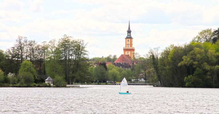 See der Stadt Templin, im Hintergrund die Kirche