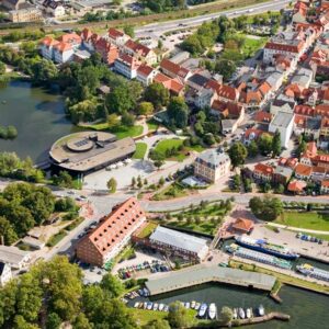 Eine Luftaufnahme der Stadt Waren.