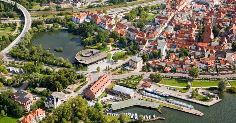 Eine Luftaufnahme der Stadt Waren.