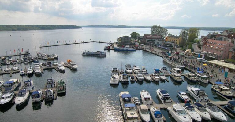 Der Stadthafen Waren in einer Luftaufnahme. Es sind viele Motoryachten dort angelegt.