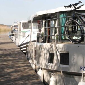 Hausboote an einem Steg in Wesenberg