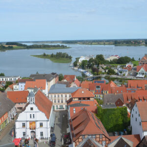 Luftbild auf Wolgast mit Blick auf die Peene.