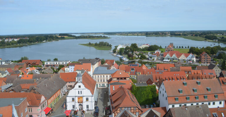 Luftbild von Wolgast mit blick auf die Peene