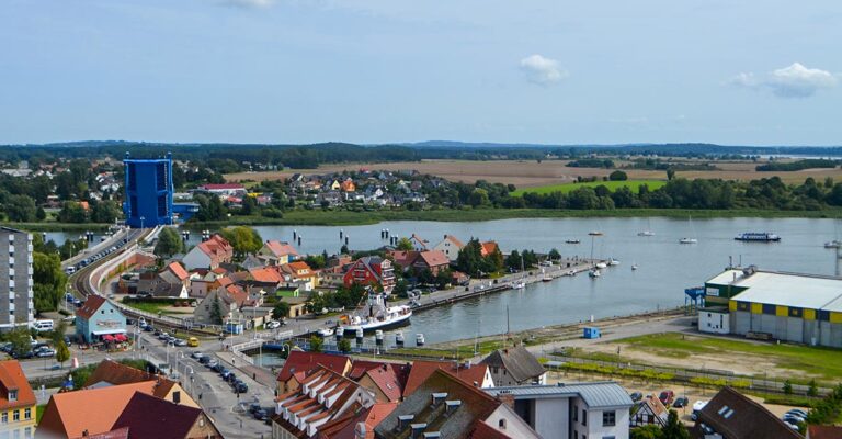 Luftbild auf Wolgast mit Blick auf die Peene.