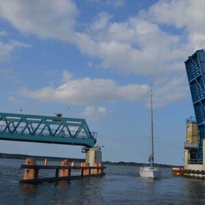 Die Zecherniner Brücke bei Anklam. Eine blaue Klappbrücke mit hochgeklappter Fahrbahn.