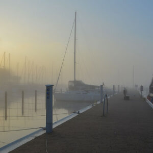 Ein Anleger in Zinnowitz bei Nebel