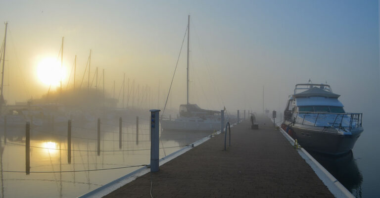 Ein Anleger in Zinnowitz bei Nebel