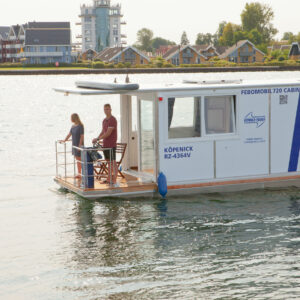 Seitenansicht des Febo720 Cabin, ein blau-weißes Bungalowboot.