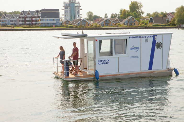 Seitenansicht des Febo720 Cabin, ein blau-weißes Bungalowboot.