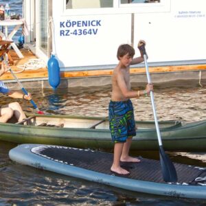 Ein Kanu und ein SUP fahren neben einem Febo720 Cabin