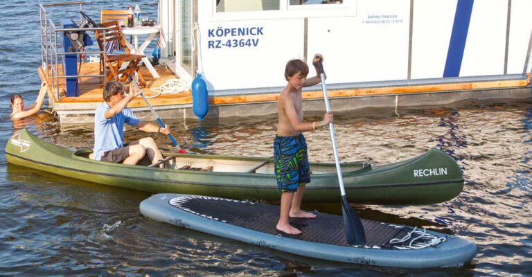 Ein Kanu und ein SUP fahren neben einem Febo720 Cabin