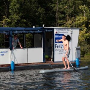 Ein Mann paddelt auf einem SUP neben dem Febo 720 Open