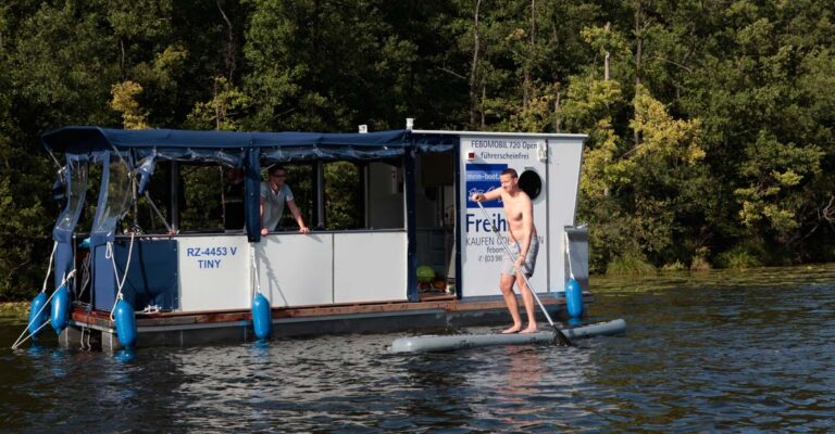 Ein Mann paddelt auf einem SUP neben dem Febo 720 Open