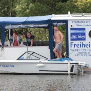 Ein Sportboot hält neben dem Febo720 open.