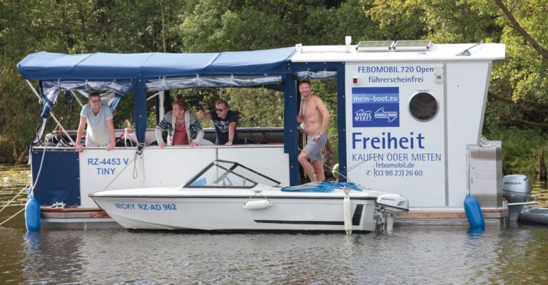 Ein Sportboot hält neben dem Febo720 open.