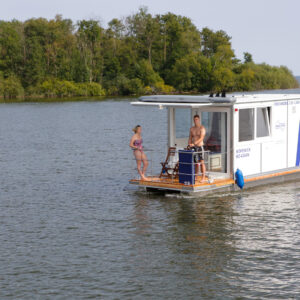 Ein Paar steht auf der Veranda des Febo720 Cabin