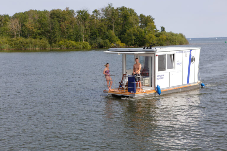 Ein Paar steht auf der Veranda des Febo720 Cabin